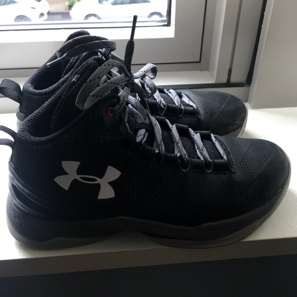 ✨Under amour woman’s basketball shoes✨